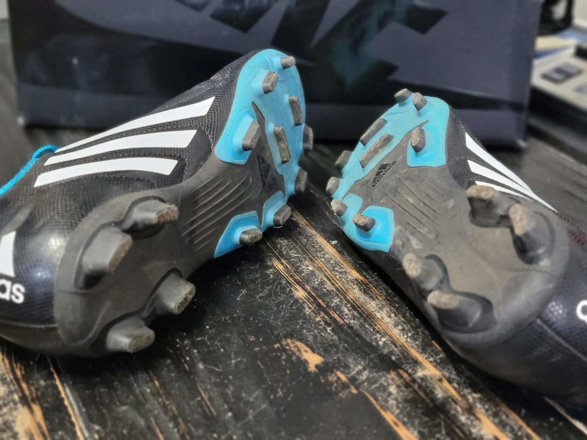 Pre-Owned Adidas Black/Blue Soccer Cleats Shoes Kid size 5