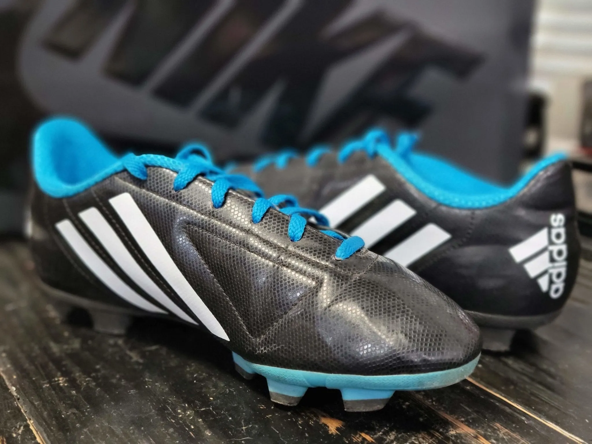 Pre-Owned Adidas Black/Blue Soccer Cleats Shoes Kid size 5